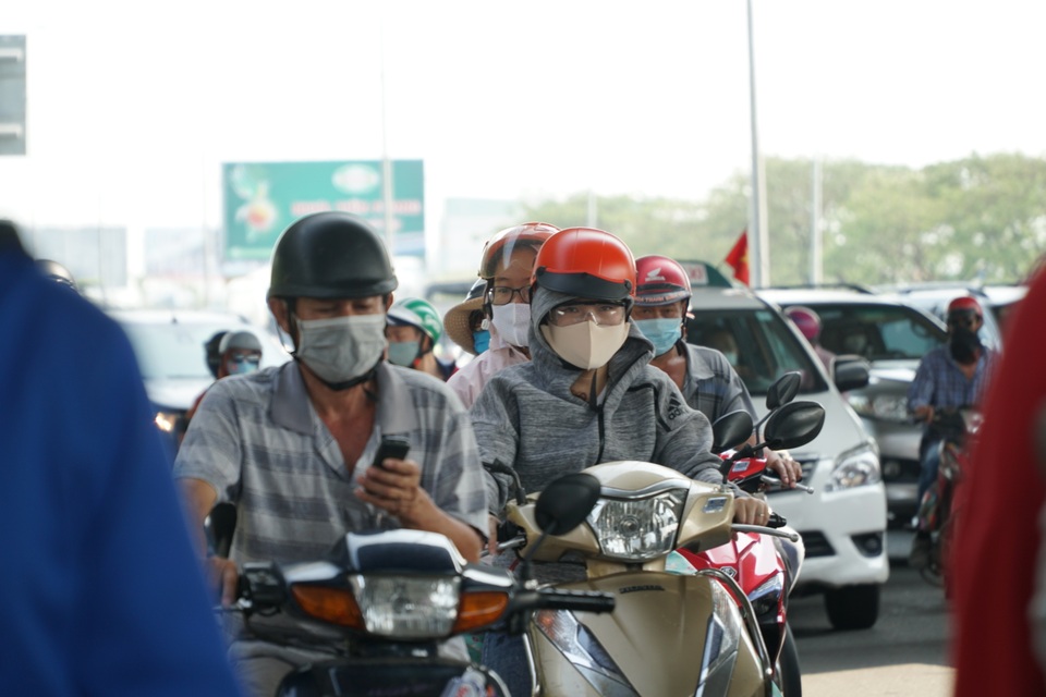 Đường về miền Tây kẹt cứng ngày đầu nghỉ lễ - 3 Đường về miền Tây kẹt cứng ngày đầu nghỉ lễ - 3
