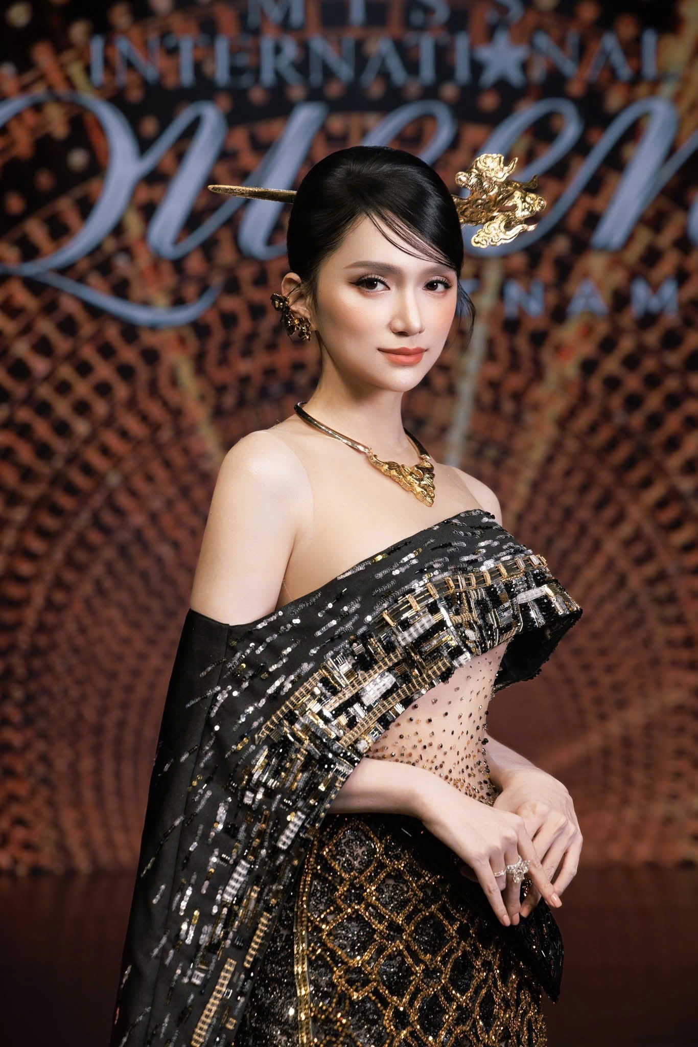 យុវជនចំណាយ ១៨០ លានដុង ដើម្បីប្រែក្លាយរាជវាំង Hue ឱ្យទៅជាម៉ូដបំផុសគំនិត - ៥ Chàng trai chi 180 triệu đồng biến cung đình Huế thành cảm hứng thời trang - 5
