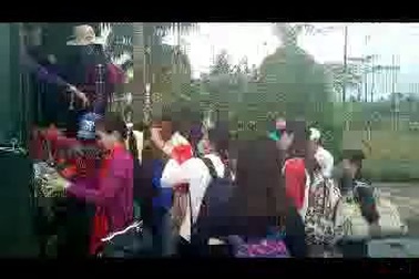 Người dân Bạc Liêu về nhà sau bão.