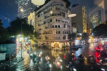 Mưa trái mùa giải nhiệt TPHCM giờ tan tầm