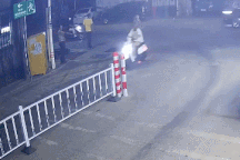 Xe máy điện đang đi bất ngờ bốc cháy