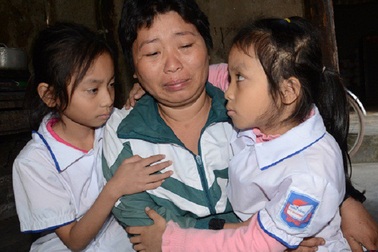Bố chết, mẹ ung thư, 2 đứa trẻ mịt mờ tương lai