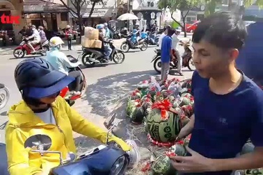Mùa Tết ngồi vỉa hè khắc dưa hấu kiếm tiền triệu