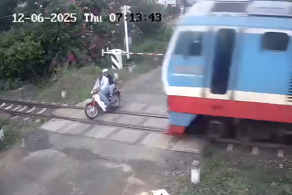 Trích xuất camera tìm nguyên nhân vụ tàu hỏa tông 2 vợ chồng tử vong - 1 Trích xuất camera tìm nguyên nhân vụ tàu hỏa tông 2 vợ chồng tử vong - 1