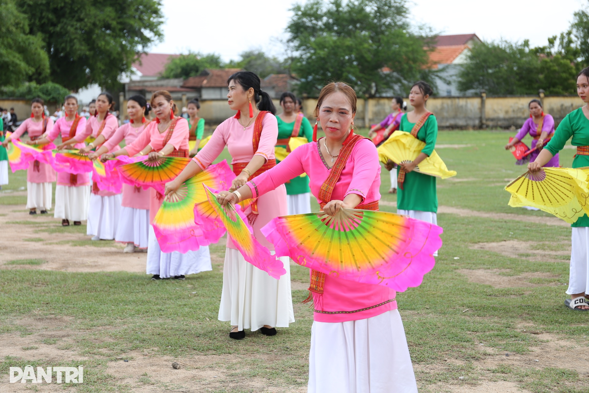 Ngắm nhìn điệu múa Chăm của người dân thôn Thành Ý mừng hội Katê - 5 Ngắm nhìn điệu múa Chăm của người dân thôn Thành Ý mừng hội Katê - 5