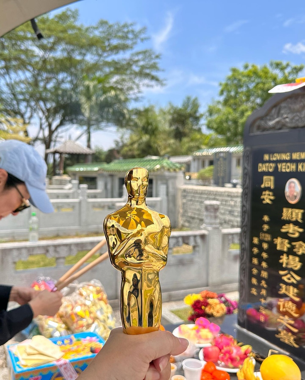 Dương Tử Quỳnh mang tượng vàng Oscar tới thăm mộ cha - 1 Dương Tử Quỳnh mang tượng vàng Oscar tới thăm mộ cha - 1
