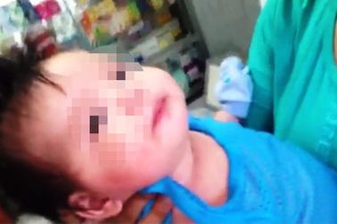 Bỏ rơi con ở tiệm thuốc tây