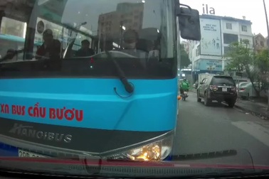 Cố tình lấn làn vượt ẩu, tài xế xe bus còn “dạy dỗ” người khác