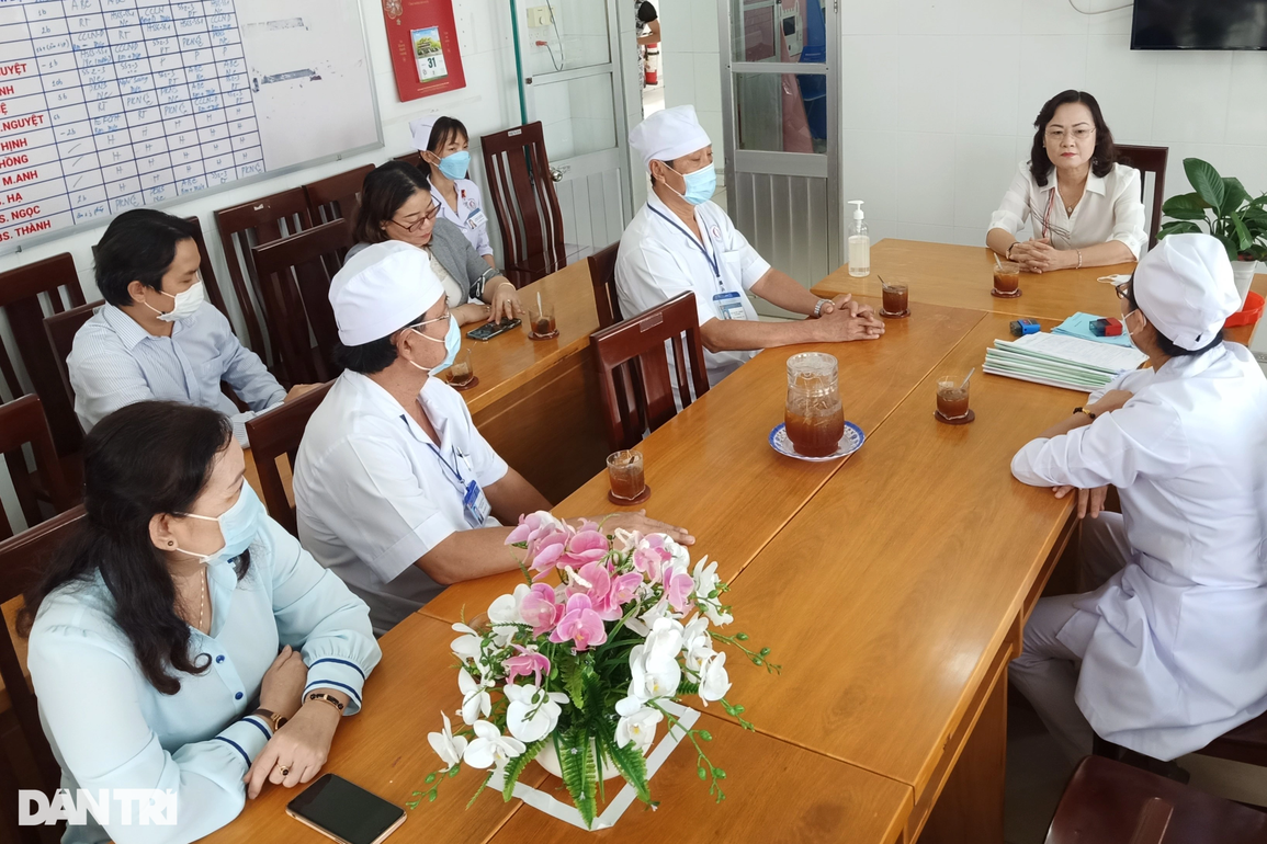 Phó Bí thư Tỉnh ủy tặng thêm quà cho bệnh nhi nghèo tại giường bệnh - 1 Phó Bí thư Tỉnh ủy tặng thêm quà cho bệnh nhi nghèo tại giường bệnh - 1