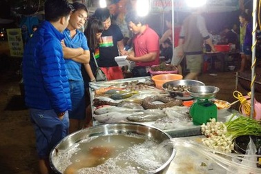 Chợ đêm hải sản ấm lòng nơi quê hương Hải đội Hoàng Sa