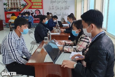 Hàng nghìn lao động đổ xô đi tìm kiếm việc làm đầu năm