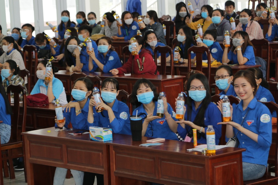 Trường ĐH Trà Vinh điều chế 2.500 lít rửa tay sát khuẩn phục vụ HS, SV - 4 Trường ĐH Trà Vinh điều chế 2.500 lít rửa tay sát khuẩn phục vụ HS, SV - 4