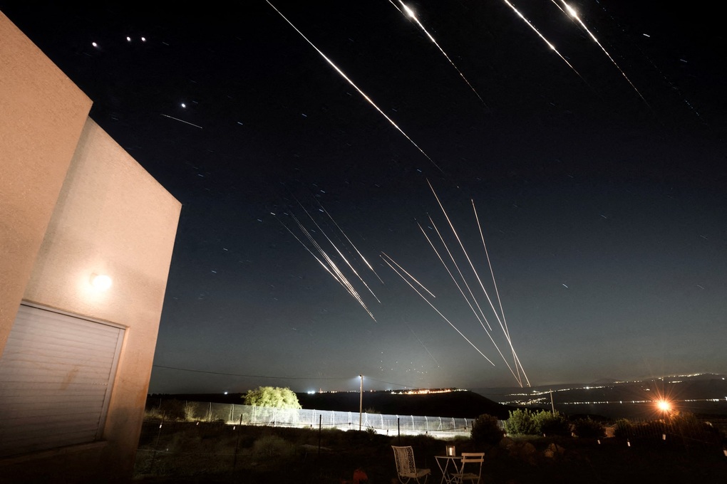 Vì sao Iran thường dồn dập khai hỏa tên lửa vào Israel trong đêm? - 1 Vì sao Iran thường dồn dập khai hỏa tên lửa vào Israel trong đêm?