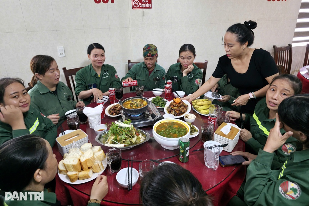 Những suất cơm nghĩa tình ấm lòng hàng trăm lao công sau bão - 2 Những suất cơm nghĩa tình ấm lòng hàng trăm lao công sau bão - 2