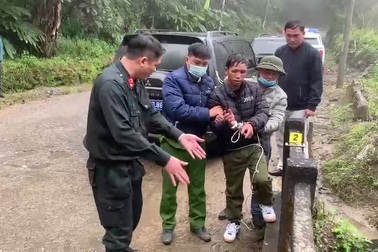 Cảnh sát thực nghiệm hiện trường vụ vợ cùng nhân tình giết chồng ở Lai Châu