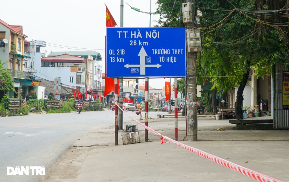 Cận cảnh khu vực phong tỏa gần 6.000 người dân ở ngoại thành Hà Nội - 1 Cận cảnh khu vực phong tỏa gần 6.000 người dân ở ngoại thành Hà Nội - 1