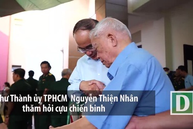 Bí thư Nguyễn Thiện Nhân trò chuyện với các tướng lĩnh nghỉ hưu