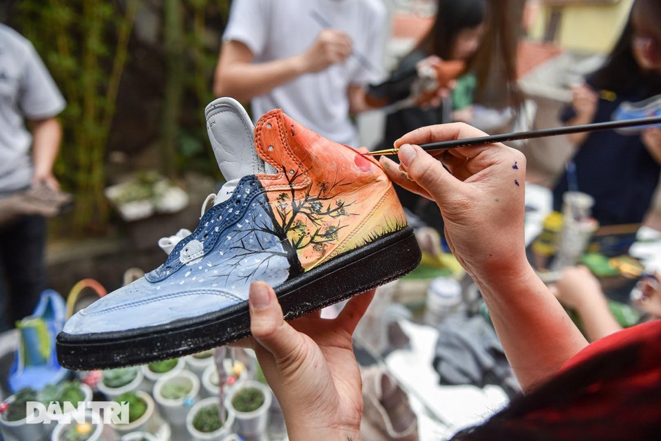 Nhóm bạn Hà Nội chuyên lột xác giày lỗi thành món quà có 1-0-2 - 6