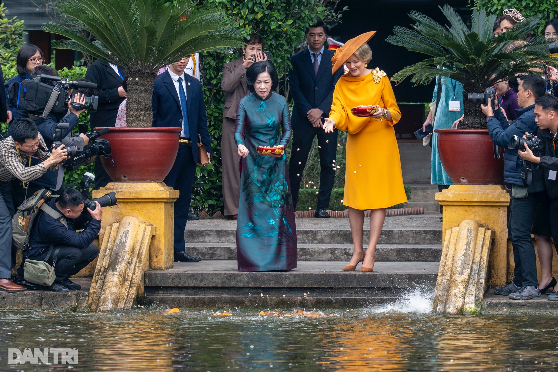 Phu nhân Minh Nguyệt cùng Hoàng hậu Bỉ thăm Nhà sàn Bác Hồ, cho cá ăn - 10 Phu nhân Minh Nguyệt cùng Hoàng hậu Bỉ thăm Nhà sàn Bác Hồ, cho cá ăn - 10