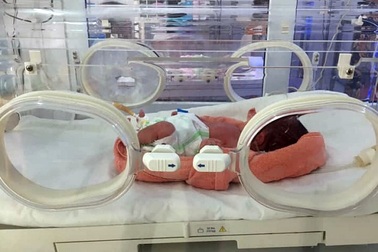 Đẻ tại nhà, bé sinh non 30 tuần nguy kịch, ngừng tim