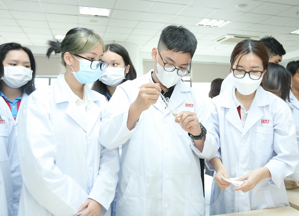 Học sinh, sinh viên trải nghiệm một ngày làm dược sĩ - 1 Học sinh, sinh viên trải nghiệm một ngày làm dược sĩ - 1