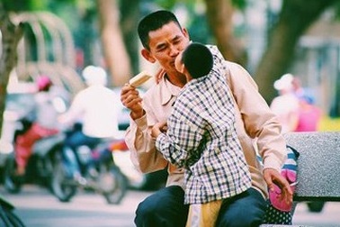 Xúc động với tình yêu của cha dành cho con khuyết tật