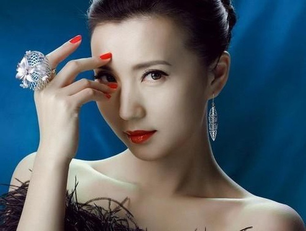 Học hàm giáo sư của mỹ nhân vạn người mê Trần Hảo bị nghi ngờ - 1 Học hàm giáo sư của mỹ nhân vạn người mê Trần Hảo bị nghi ngờ - 1