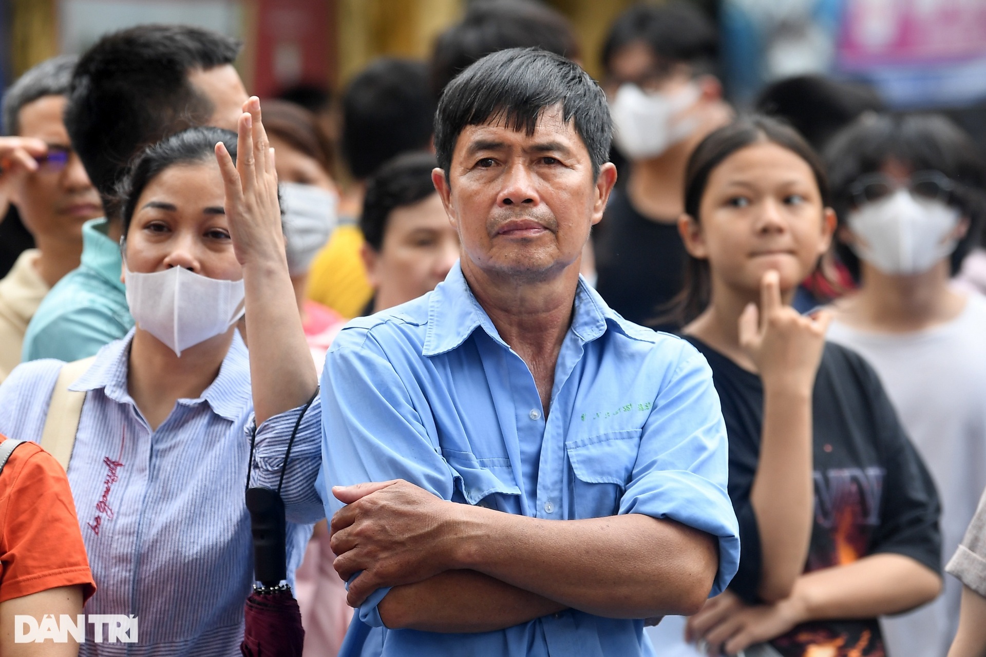 Thí sinh Hà Nội chống nạng leo bộ 3 tầng để làm thủ tục dự thi vào lớp 10 - 7 Thí sinh Hà Nội chống nạng leo bộ 3 tầng để làm thủ tục dự thi vào lớp 10 - 7