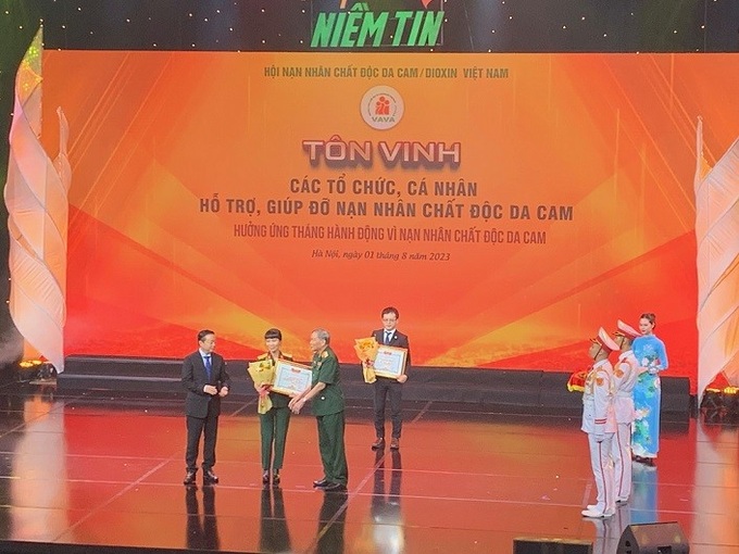 Ban Tổ chức tặng Bằng tri ân “Tấm lòng vàng cho các tập thể, cá nhân tiêu biểu tích cực hưởng ứng Tháng hành động vì nạn nhân chất độc da cam.