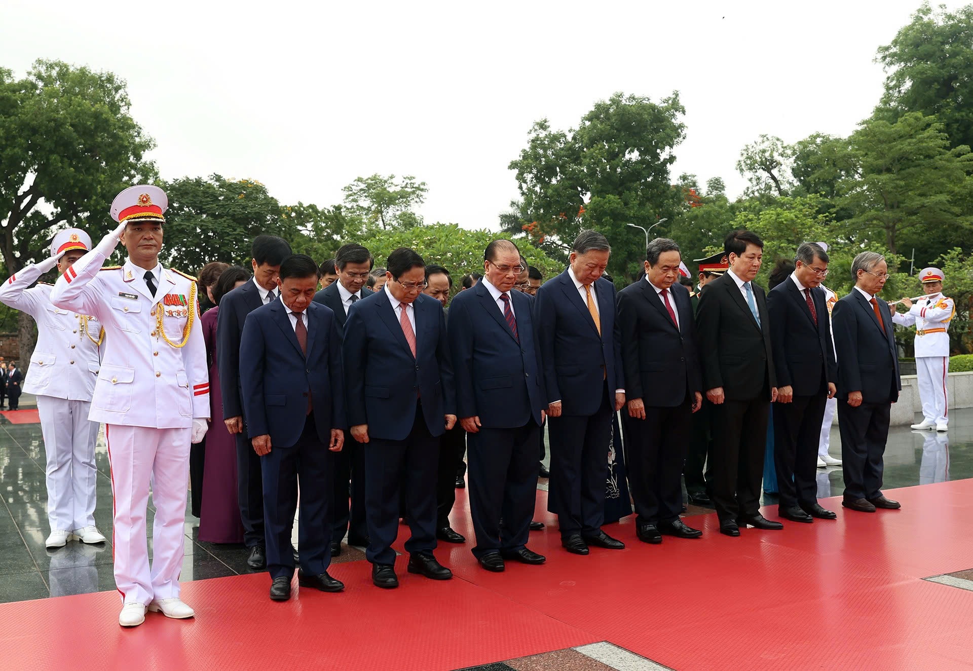 Hình ảnh lãnh đạo Đảng, Nhà nước vào Lăng viếng Bác nhân ngày 19/5 - 12