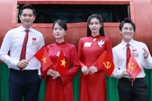 Lâm Vỹ Dạ để chồng ở nhà chăm con, ra Hà Nội tham gia diễu hành A80