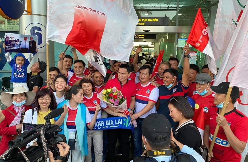 Báo Thái Lan: Cổ động viên Việt Nam dành tình yêu lớn cho Kiatisuk - 6 Báo Thái Lan: Cổ động viên Việt Nam dành tình yêu lớn cho Kiatisuk - 6