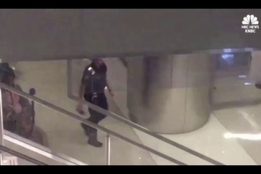 Bạn gái kẻ thảm sát Las Vegas ngồi xe lăn khi tới Mỹ