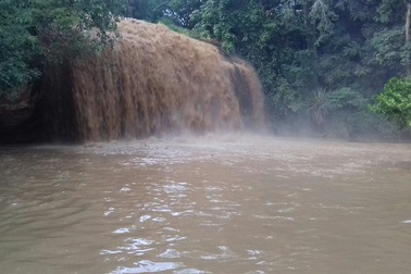 Nước đổ về thác Prenn Đà Lạt chuyển màu, đặc quánh bùn thải