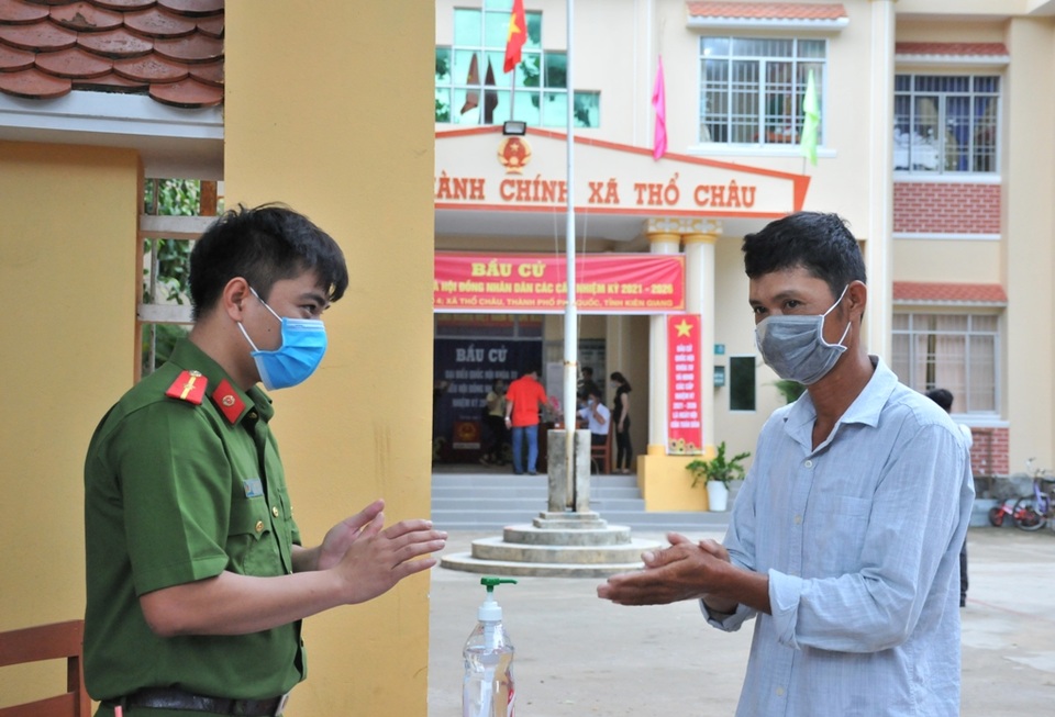 Sáng nay tôi gọi con cháu dậy sớm đi bầu cử - 4 Sáng nay tôi gọi con cháu dậy sớm đi bầu cử - 4