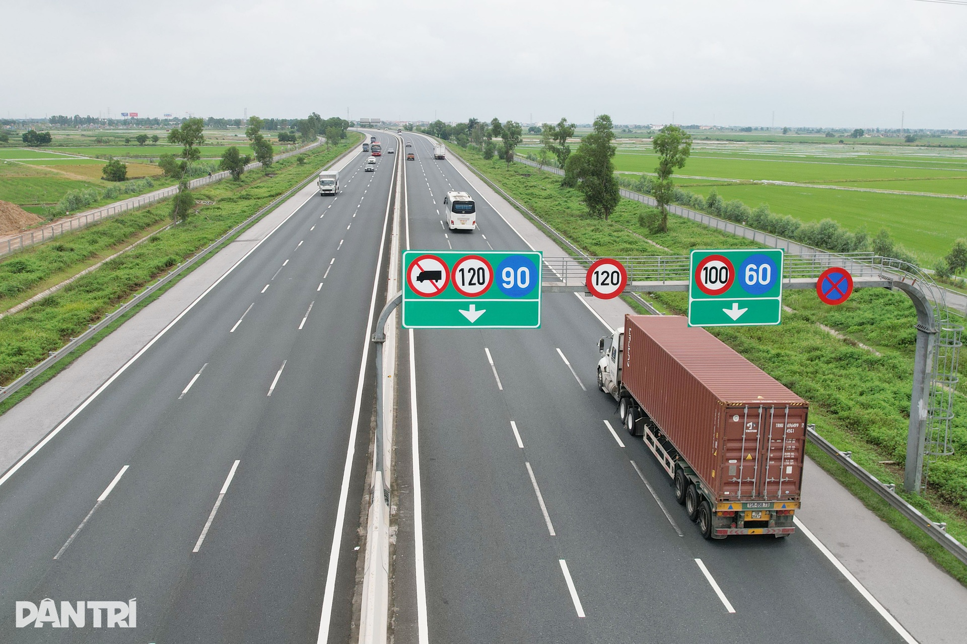 Tài xế xe tải lo khó vượt khi bị cấm vào làn 1 cao tốc Hà Nội – Hải Phòng - 11 Tài xế xe tải lo khó vượt khi bị cấm vào làn 1 cao tốc Hà Nội – Hải Phòng - 11