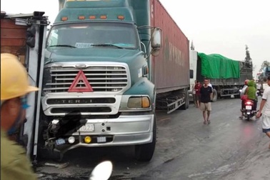 Tai nạn liên hoàn giữa 4 xe ô tô, giao thông bị tê liệt nhiều giờ