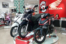 Cửa hàng vắng khách, nhiều mẫu xe máy được bán dưới giá đề xuất