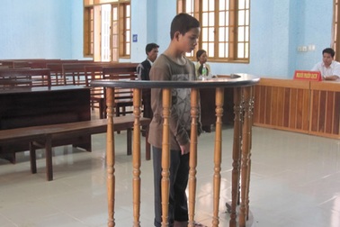 Anh ruột 14 tuổi hiếp dâm em gái 3 tuổi