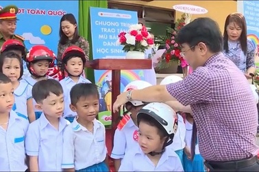 Quảng Ngãi: Tỷ lệ học sinh tiểu học đội mũ bảo hiểm quá thấp