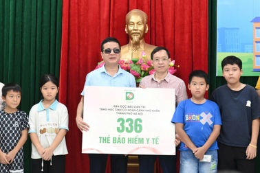 Trao 336 thẻ Bảo hiểm y tế, giúp học sinh khó khăn ở Hà Nội an tâm học tập