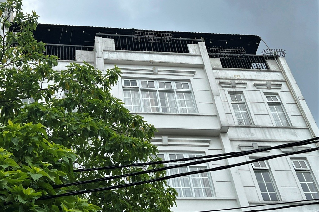 Cháy quán bar lúc giữa trưa, nhiều người ôm tài sản tháo chạy - 1 Cháy quán bar lúc giữa trưa, nhiều người ôm tài sản tháo chạy - 1
