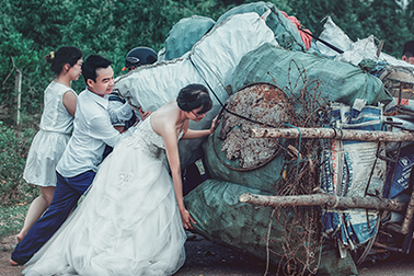 Ảnh cô dâu chú rể giúp đẩy xe đồng nát gây sốt trên mạng