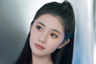 "Nàng thơ" sinh năm 2000 của Trương Nghệ Mưu đối mặt thị phi mới