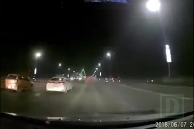 Nằm rạp trên yên xe máy, nam thanh niên đâm xe tải tử vong