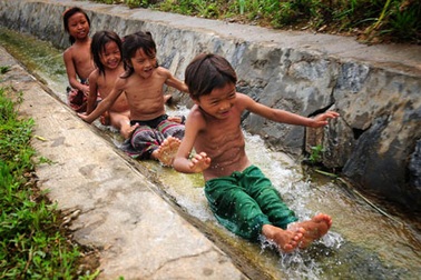 Thót tim xem trẻ trượt người trong rãnh nước