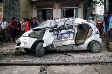 Hà Nội: Tàu hoả đâm taxi, 3 người tử nạn