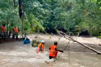 Giải cứu 6 công nhân đo đạc bị nước lũ cô lập ở Lâm Đồng