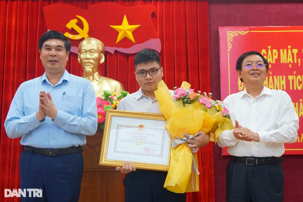 Mưa tiền thưởng cho nam sinh giành huy chương bạc Olympic tin học châu Á - 1 Mưa tiền thưởng cho nam sinh giành huy chương bạc Olympic tin học châu Á - 1