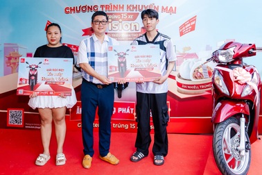 15 khách hàng trúng xe máy từ chương trình “Ăn bánh Thọ Phát, lăn bánh Vision”